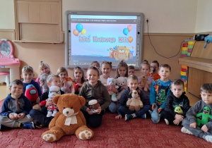Dzieci przyniosły swoje ulubione przytulanki z Pluszowego Misia
