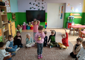 Dzieci uczestniczą w zabawie Miś szuka miodek