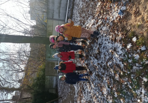 Dzieci stają na śniegu