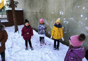Dzieci rzucają śnieżkami