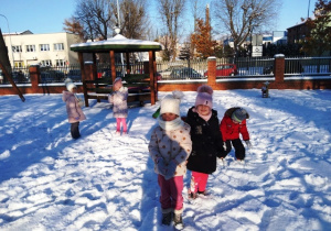 Dzieci biegają po śniegu