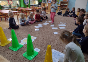 Dzieci grają w grę "Rodzina słoni"