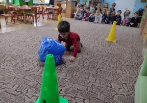Dzieci bawią się w zabawę "Silny jak słoń"