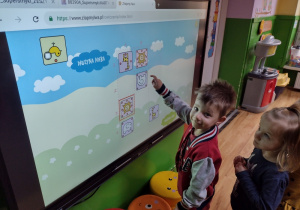 Dzieci ćwiczą poruszanie się słoniem na tablicy multimedialnej