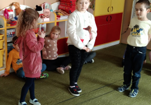 Dzieci poznają zasady gry w gumę