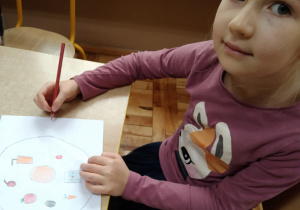 Dziewczynka rysuje