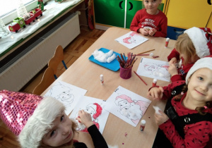 Dzieci wykonują prace plastyczną