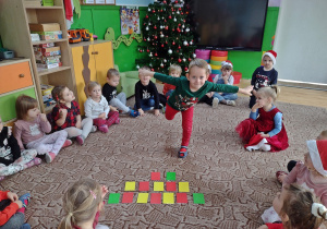 Dzieci bawią się w zabawę "Zadanie od Mikołaja"