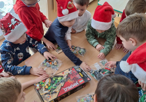 Chołpcy rozpakowują prezent od Mikołaja - klocki lego