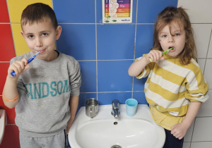 Przedszkolaki myją zęby
