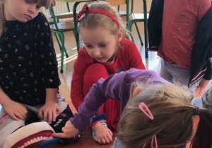Dzieci uczą się prawidłowego mycia zębów