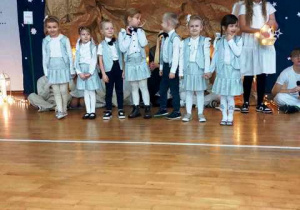 Dzieci na koncercie kolęd śpiewają kolędę
