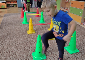 Dzieci bawią się w zabawę "żyrafy długie nogi"