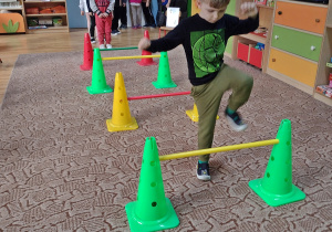 Dzieci bawią się w zabawę "żyrafy długie nogi"