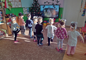 Dzieci wykonują piracki taniec
