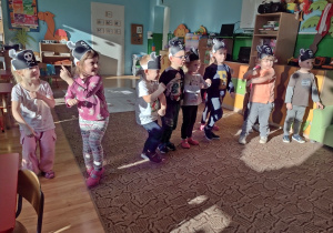 Dzieci wykonują piracki taniec