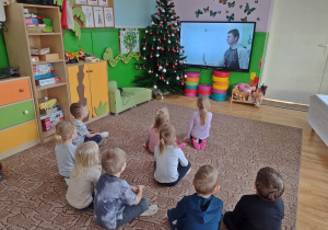 Dzieci oglądają film instruktażowy
