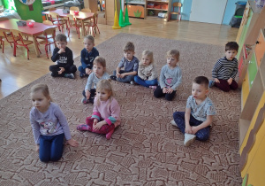 Dzieci oglądają film instruktażowy