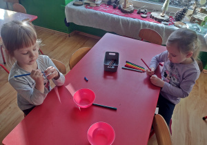 Dziewczynki kolorują piłeczki