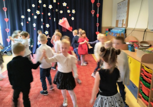 Dzieci tańczą walca