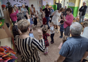 Dzieci i dziadkowie tańczą w kole