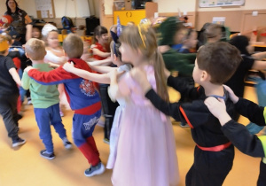 dzieci tańczą w wężu