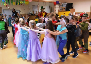 Dzieci uczestniczą w tanecznym wężu