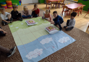 Dzieci zdają egzamin na macie dywanowej