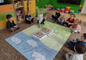 Dzieci zdają egzamin na macie dywanowej