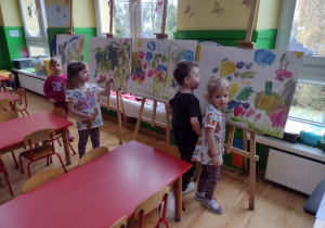 Dzieci oglądają wystawę własnych prac