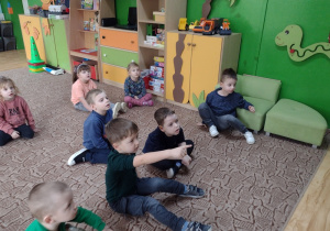 Dzieci oglądają eksponaty muzealne na tablicy interaktywnej