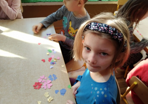 Dzieci prezentują wzory z serduszek