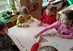 Dzieci układają wzory z serduszek
