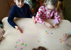 Dzieci układają wzory z serduszek