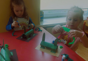 Dzieci wykonują dinozaura z papieru