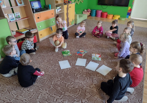 Dzieci układają puzzle z dinozaurami