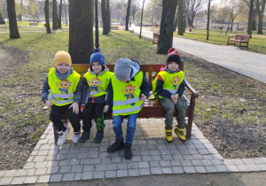 Dzieci siedzą na ławce w parku