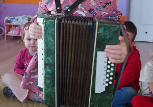 Dziewczynka gra na akordeonie