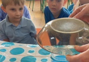 Dzieci obserwują eksperyment z wodą