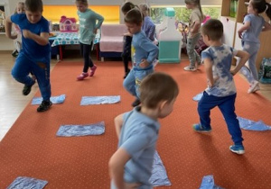 Dzieci biorą udział w zabawie ruchowej z folią