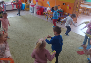 Dzieci tańczą z kolorowymi chustami