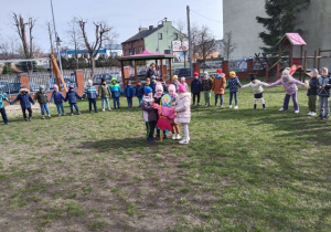 Dzieci stoją w kole z Marzanną