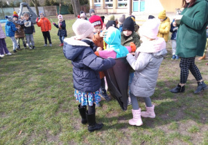 Dzieci pakują Marzannę do wora