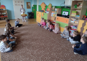 Zajączek odwiedza dzieci w sali