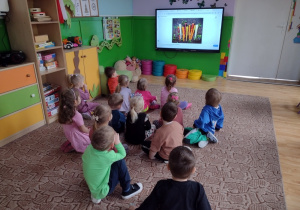 Dzieci poznają historię marchewki