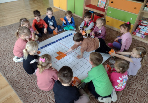 Dzieci układają marchewkę z kwadratów