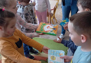 Dzieci wręczają sobie upominki z okazji Światowego Dnia Książki