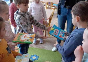 Dzieci wręczają sobie upominki z okazji Światowego Dnia Książki