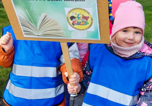 Dzieci idą ulicami miasta z transparentem