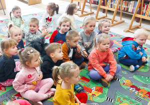 Dzieci słuchają opowiadania w Bibliotece Pedagogicznej